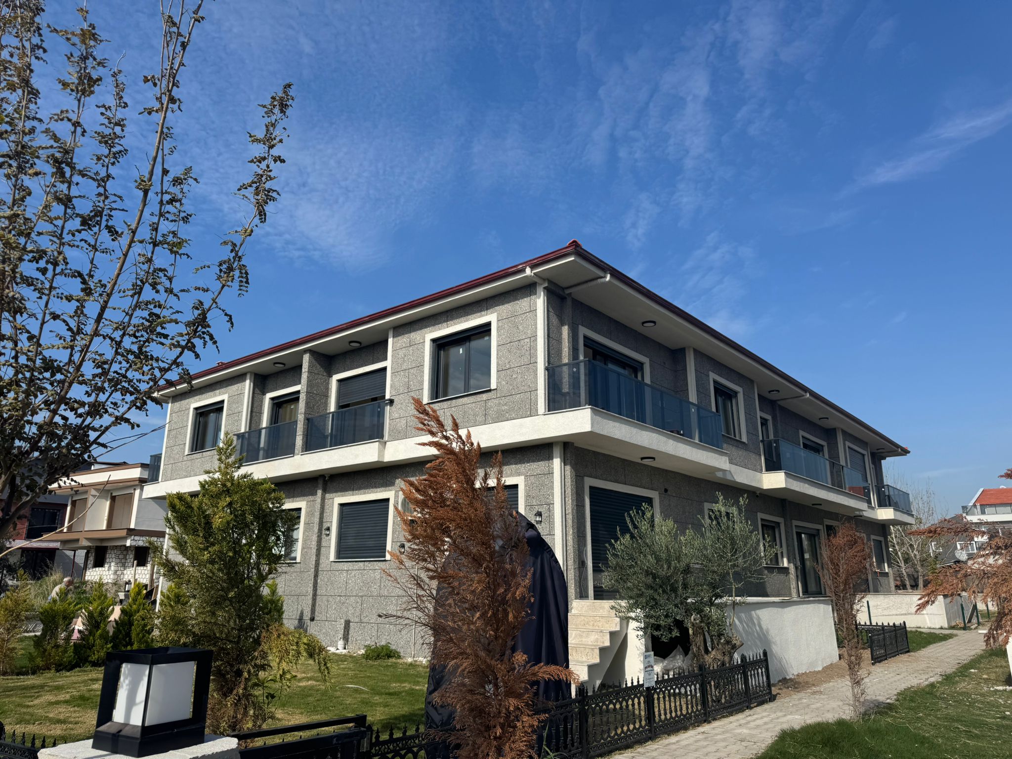 Çandarlıda havuzlu sitede denize 150mt lüx satılık 2+1 daire